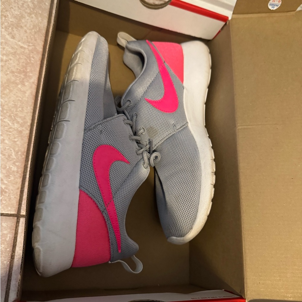 Women’s Nike sneakers